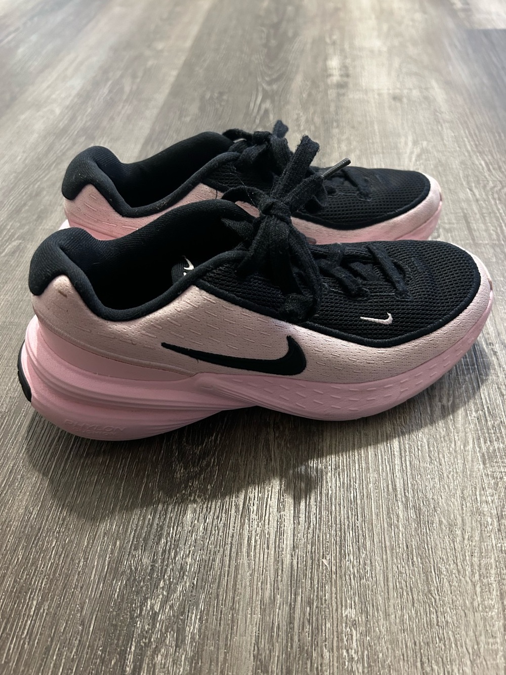 y2k pink black nike running sneakers sporty streetwear